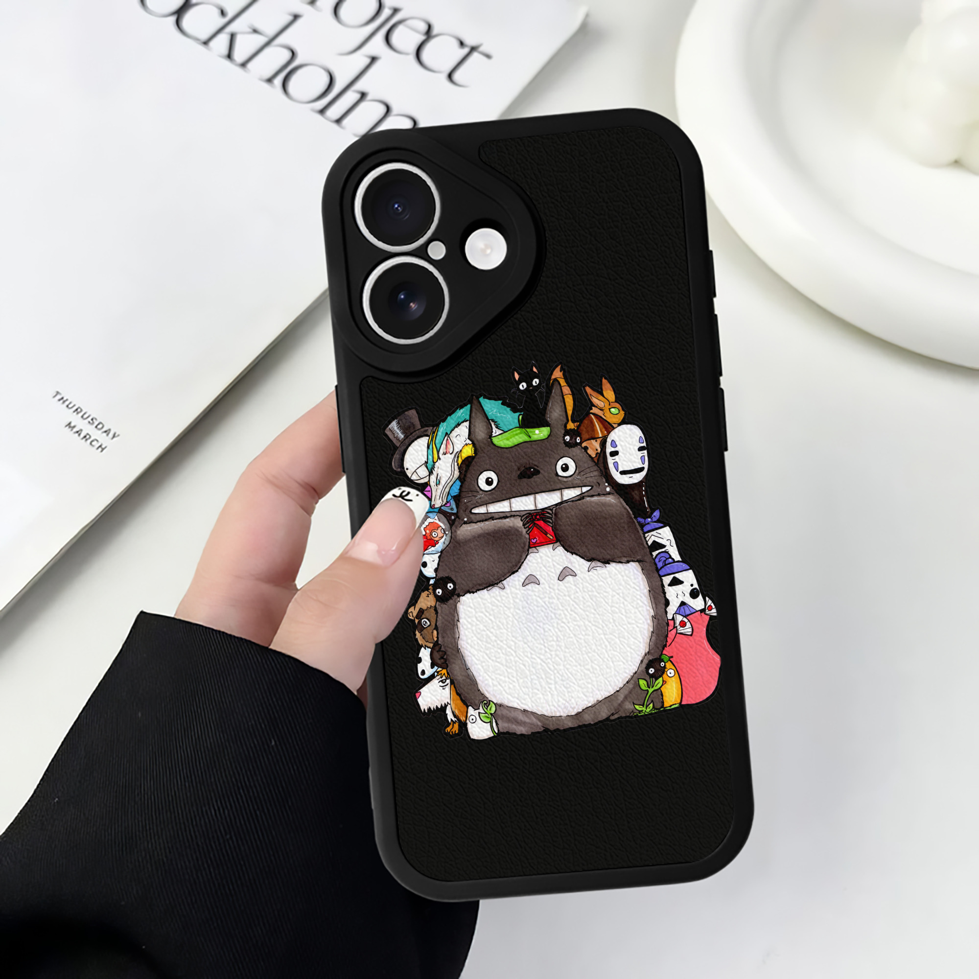 （画像用） となりのトトロ 草壁メイ 草壁サツキ My Neighbor Totoro Satsuki Kusakabe Mei Kusakabe 【iPhone 16シリーズ対応】シリコンスマホケース（レザー調） 材質：シリコン